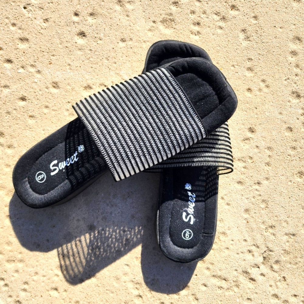 Sweet Slides womens size 9, runs a little wide and large